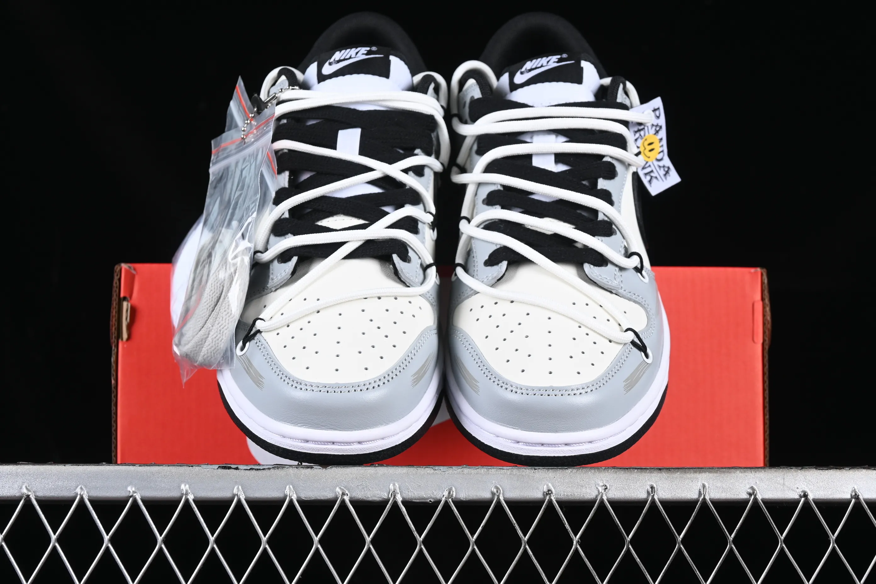All Categories Nk SB Dunk Series Nk SB Dunk Low Low-top sneakers Nk Dunk Low Panda Prank-The Art of Love SB strappy low-top casual sneakers DD1391-100